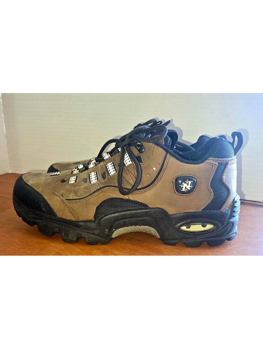 Men's nevados low top hiking shoes size 10
